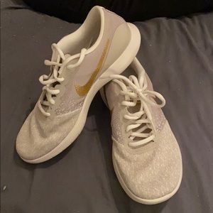 Creme Nikes